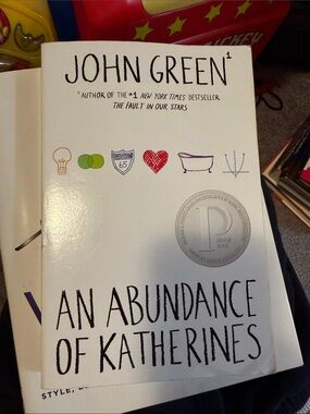 An Abundance of Katherines - White Paperback